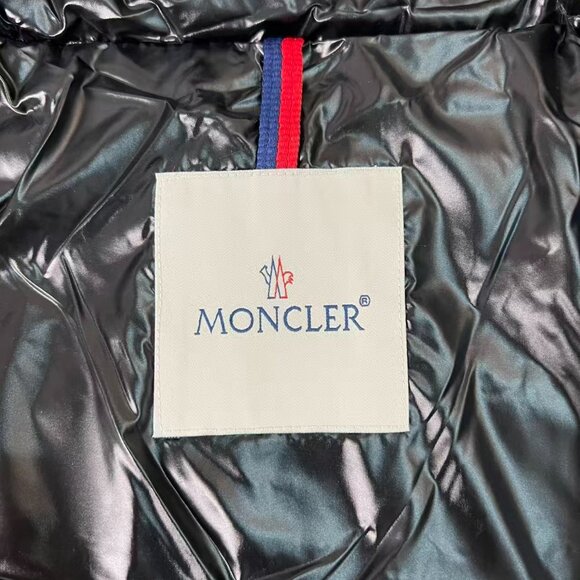 Women's Moncler Short Down Jacket Size M - Picture 4 of 10